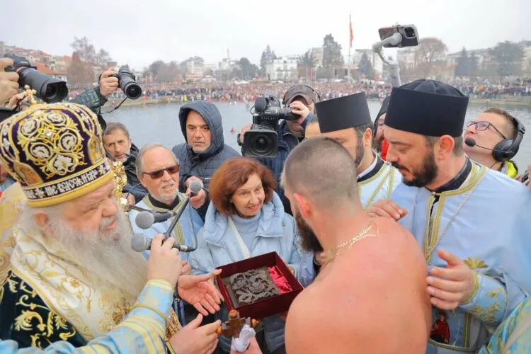 Дарко Митровиќ го фати светиот крст во Вардар на Богојавление-Водици во Скопје