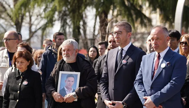 Државниот врв и граѓаните им оддадоа почит на жртвите од пожарот во „Пулс“