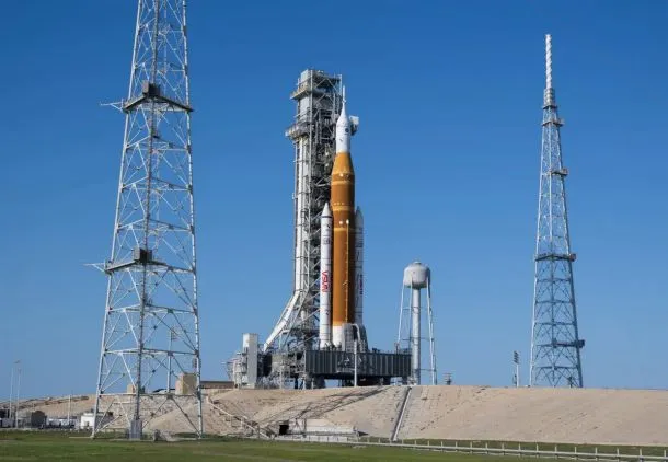 NASA uspešno izstrelila misijo Artemis 2 s štiričlansko posadko proti Luni