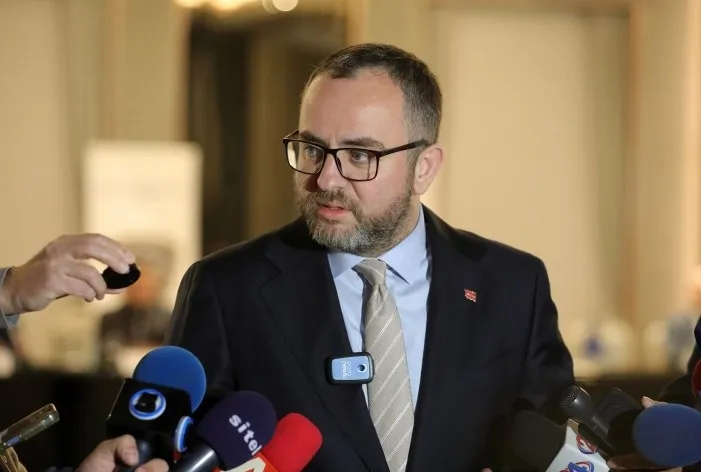 Министерот Тошковски и институциите договорија мерки против семејно насилство