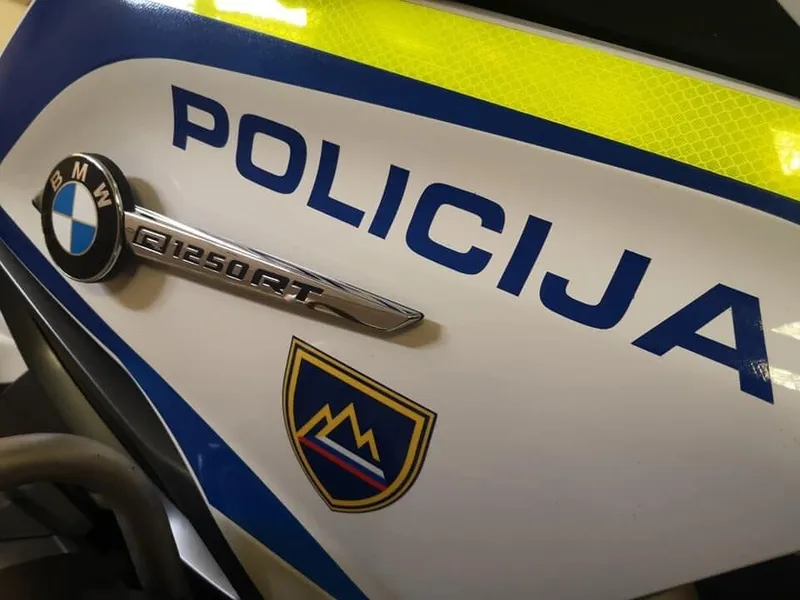 29-letni voznik Audija A5 se skril v reki Savi po prometni nesreči v Kranju