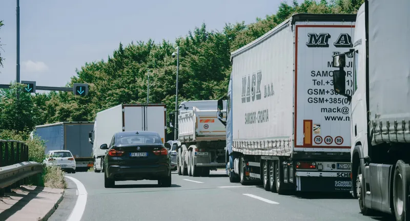 Dars podaljšuje prepoved prehitevanja tovornjakov na A1 in H4