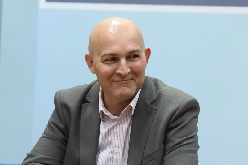 Sviz in učitelji s peticijama proti reformi šolstva ministra Rončevića