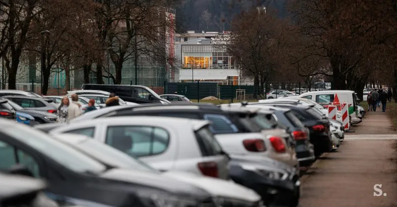 Civilna iniciativa zbrala podpise za referendum o parkirninah v Ljubljani