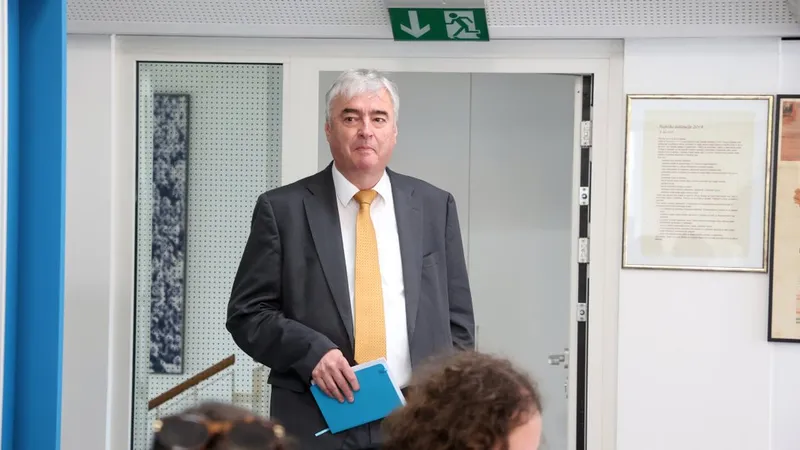 EPP kaznuje Milana Zvera in štiri poslance zaradi kršitve glasovalnih navodil