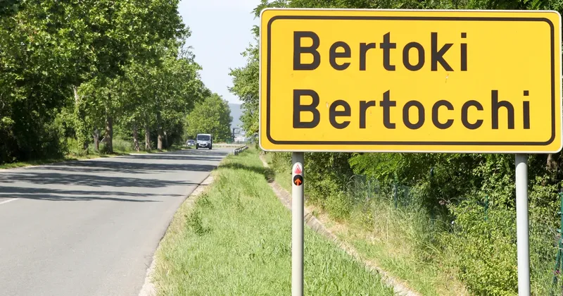Voznik pod vplivom drog povzročil verižno trčenje na cesti Koper-Bertoki