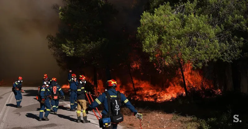 Grški gasilci omejujejo požare pri Atenah in na Kefaloniji