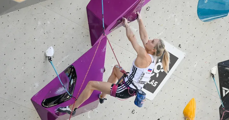 Janja Garnbret in Rosa Rekar v finalu svetovnega pokala v težavnostnem plezanju