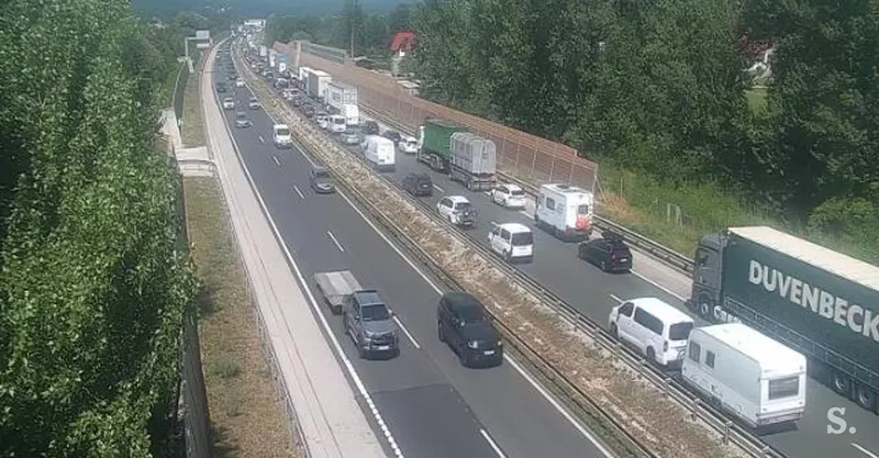 Obsežni prometni zastoji na slovenskih in hrvaških cestah zaradi poletne konice