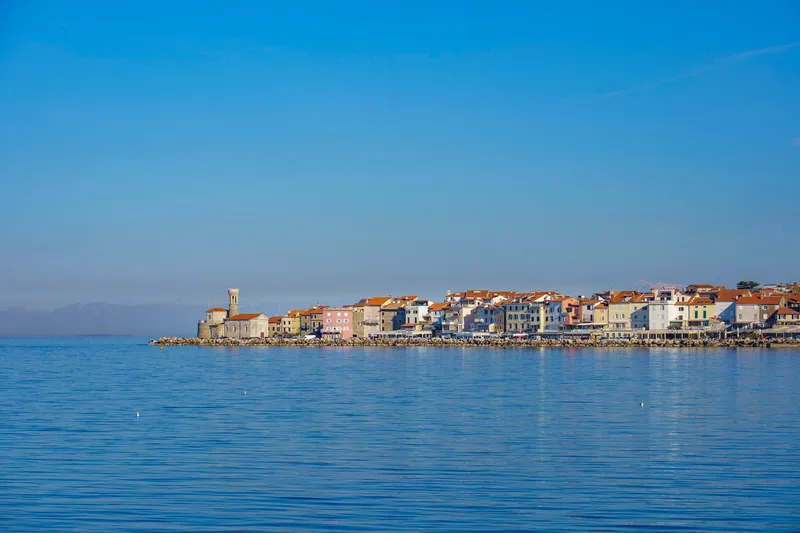 Hladna fronta s točo in vetrom prešla Slovenijo, sledi umiritev vremena
