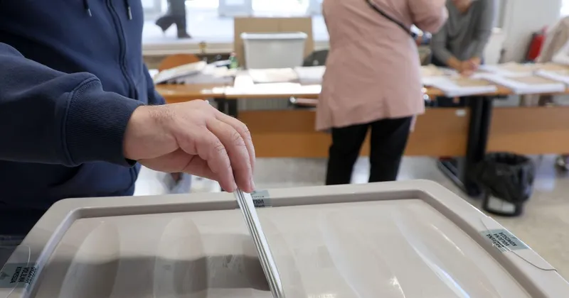 Državna volilna komisija izvaja predčasno glasovanje na štirih referendumih