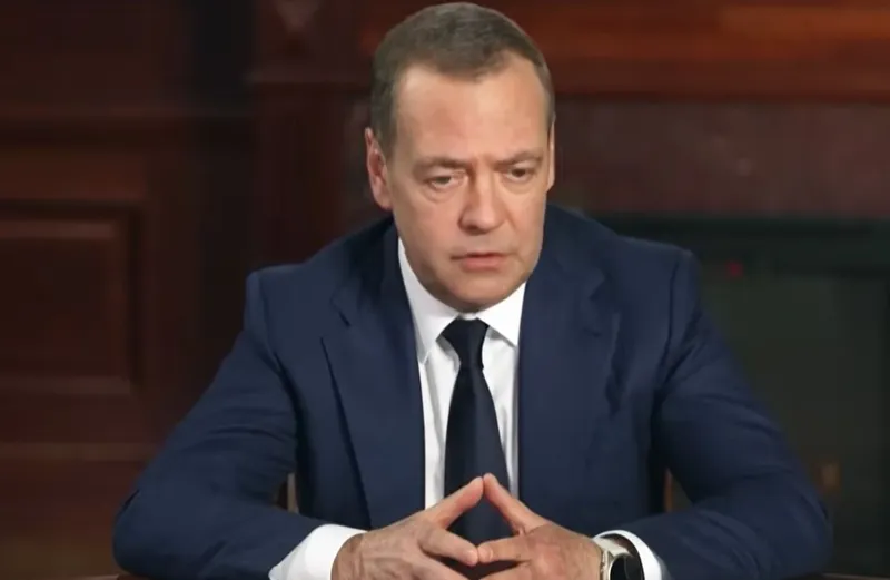 Дмитриј Медведев предупредува на ризик од глобален конфликт и нуклеарна војна