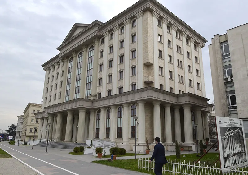 Истрага против судски полицаец и доставувач за мито и незаконско влијание