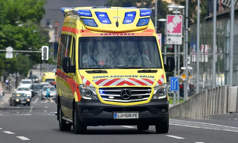 25-letnik v Kočevju s vozilom zbil policista in pobegnil
