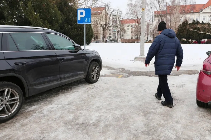 Močna poledica na Koroškem povzroča zapore cest in omejitve gibanja