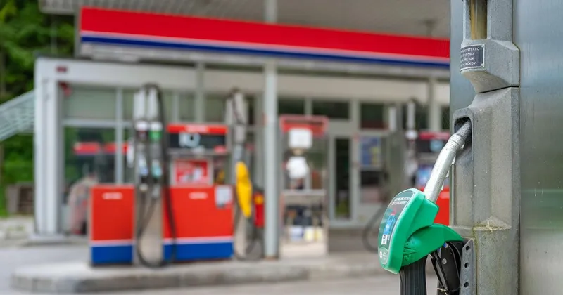 Vlada RS zvišuje regulirane cene bencina, dizla in kurilnega olja