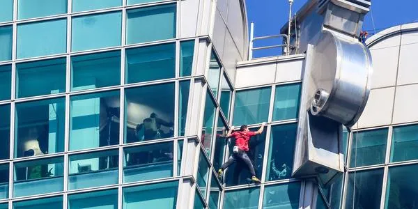 Alex Honnold brez varnostne opreme preplezal nebotičnik Taipei 101