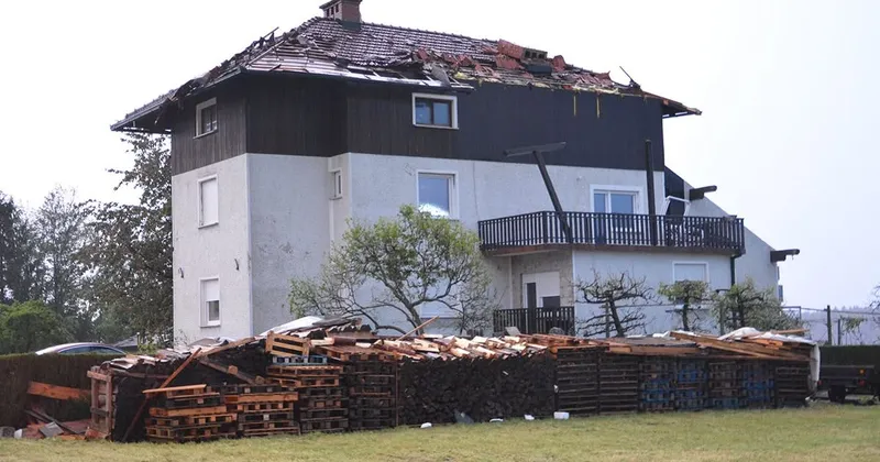 Vlada in intervencijske službe po uničujočem neurju v Komendi in okolici