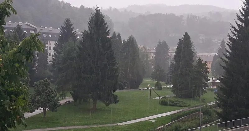 Arso izdal oranžno opozorilo zaradi prehoda izrazite hladne fronte