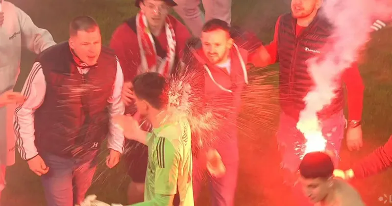 Navijači Slavie z vdorom na igrišče prekinili praški derbi proti Sparti