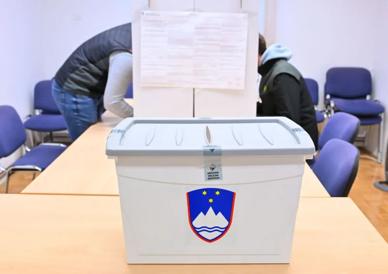Slovenci glasujejo na štirih referendumih o parlamentarni preiskavi in RTV