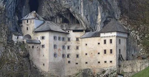 Minibus s turškimi turisti zdrsnil v globel pri Predjamskem gradu