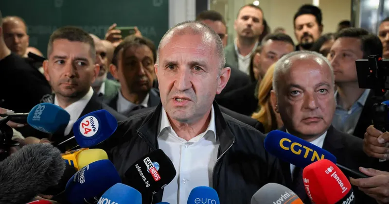 V Bolgariji prepričljivo vodi levosredinska koalicija nekdanjega predsednika Radeva