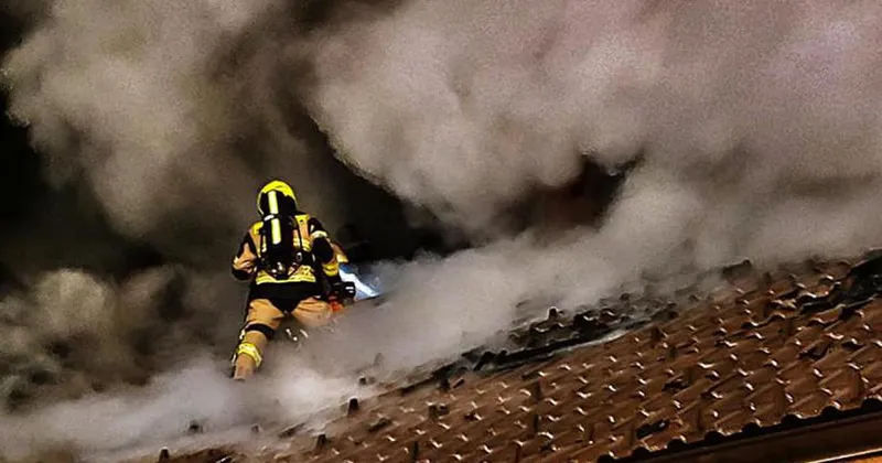 V požaru hiše v Dražencih umrl petletni otrok, triletnik v smrtni nevarnosti
