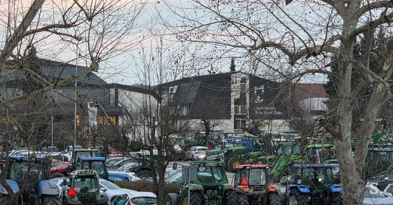 Kmetje v Žalcu s traktorji zahtevali umik načrta za suhe zadrževalnike