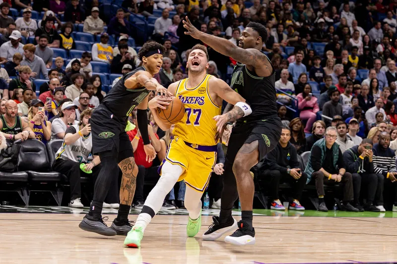 Luka Dončić s trojnim dvojčkom ob porazu Los Angeles Lakers proti San Antoniu
