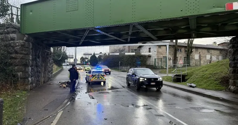 Avtobus trčil v železniški most v Solkanu; ustavljen železniški promet