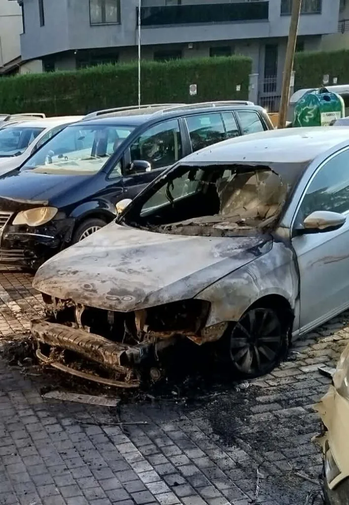 Изгоре автомобил на судијата Ристов во Карпош, оштетени уште две возила