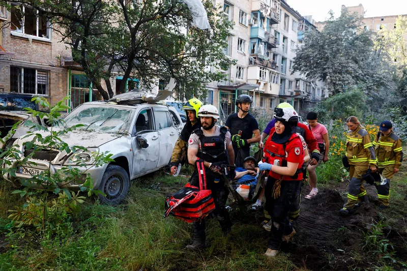 Ruska vojska z raketami in droni napadla Kijev; ubitih najmanj 13 civilistov