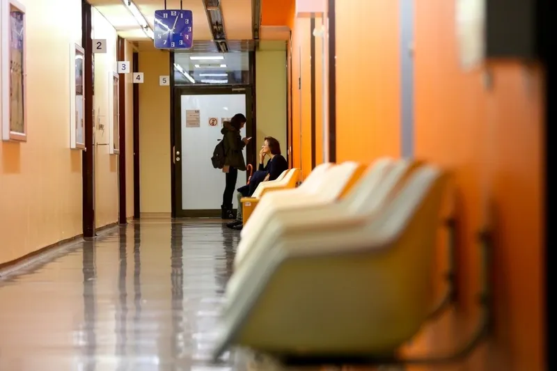 Ostrc predstavil spremembo uredbe za več ortopedskih posegov