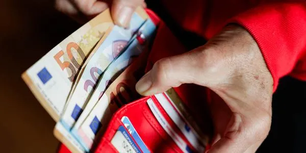 Vlada potrdila dvig minimalne plače na 1000 evrov neto v letu 2026