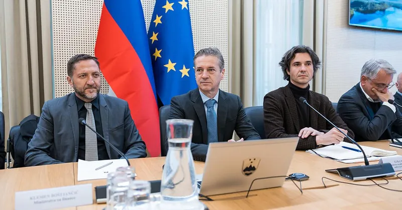 Vlada s 370-milijonskim paketom ukrepov za znižanje proračunskega primanjkljaja