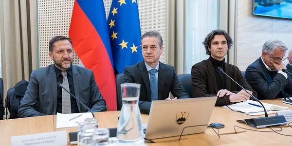 Vlada razveljavila imenovanje Mirošiča v Rim; v Italijo odhaja Melita Gabrič