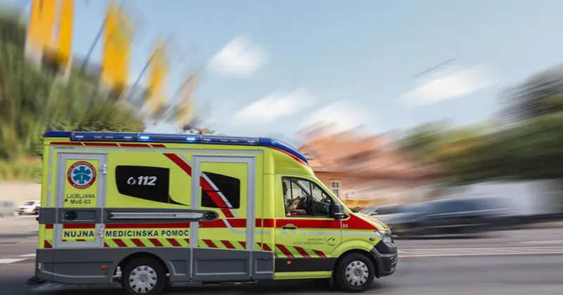 V trčenju motorista in avtomobila v Lomanošah umrl 23-letni voznik motorja