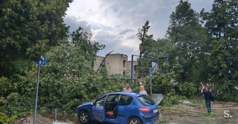 Neurje na Balkanu: rešeni Španci, meteocunami na Hvaru, smrti v BiH in Albaniji