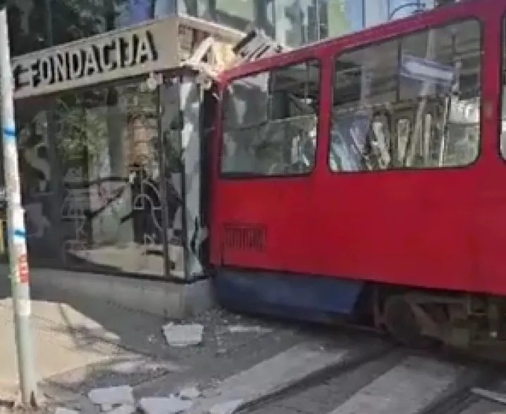 Трамвај во Белград излета од шини и удри во зграда, повредени 15 лица