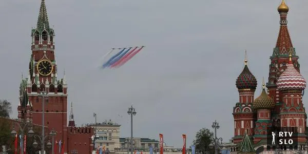 Rusija napoveduje prekinitev ognja za dan zmage in grozi s povračilnimi ukrepi