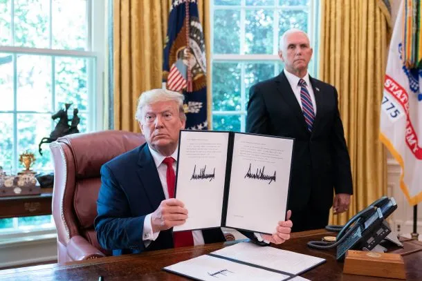 Donald Trump napovedal vojaško pomoč iranskim protestnikom ob nasilju