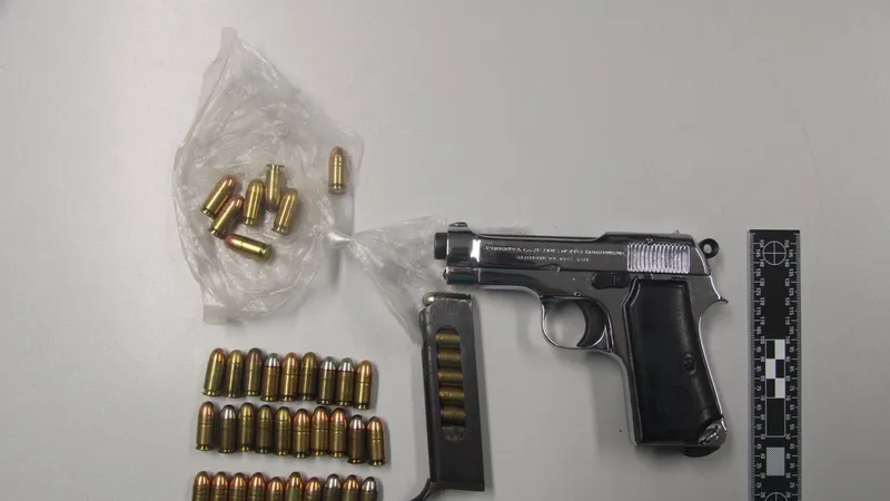 27-letnik v Grosuplju izstrelil dva naboja, policija zasegla pištolo Beretta