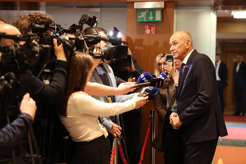 SDS napovedala ustavno presojo zakona o volitvah in prevzela poslanske mandate