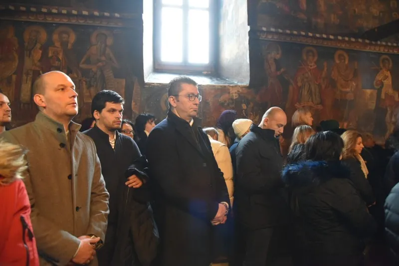 Верниците го фатија крстот во Македонија, државниот врв повика сплотеност