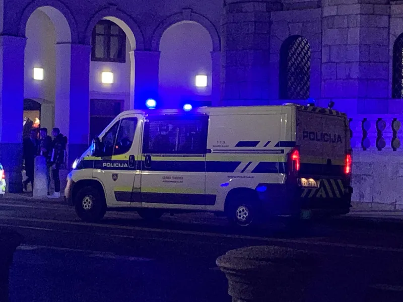 Policija v Škofji Loki ustrelila in hudo poškodovala 22-letnika po napadu
