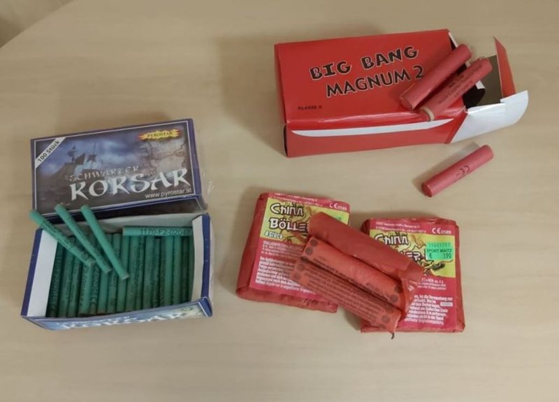 Huda poškodba 20-letnika s pirotehniko in številni zasegi policije