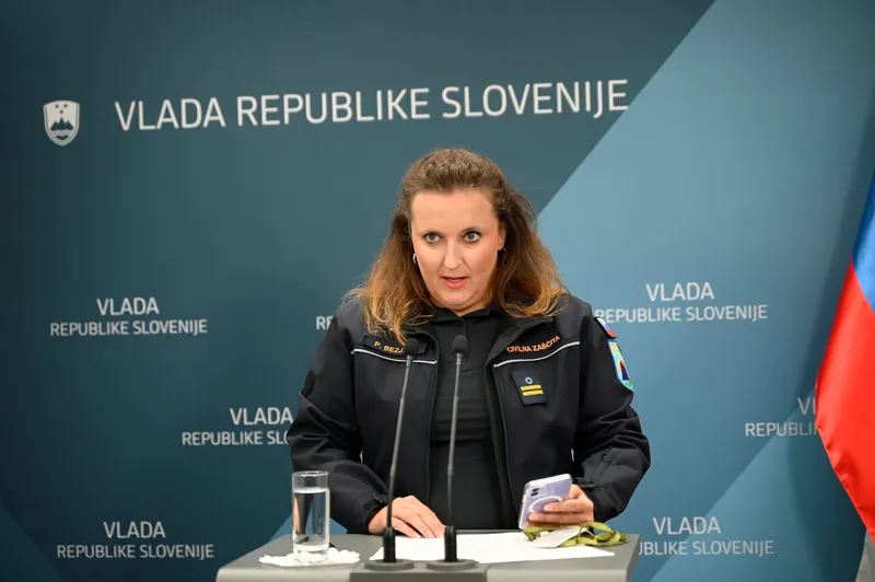 Vlada razrešila direktorico Ukoma in več državnih sekretarjev