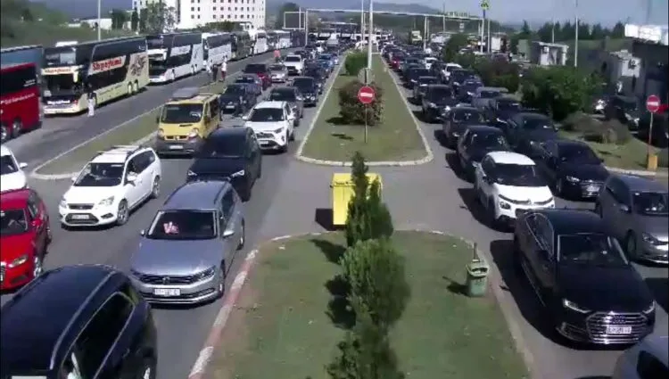 Патници чекаат до четири часа за влез во Македонија на преминот Богородица