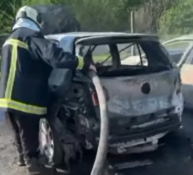 Пожар под скопското Кале: Изгореа пет возила и повредено е едно лице